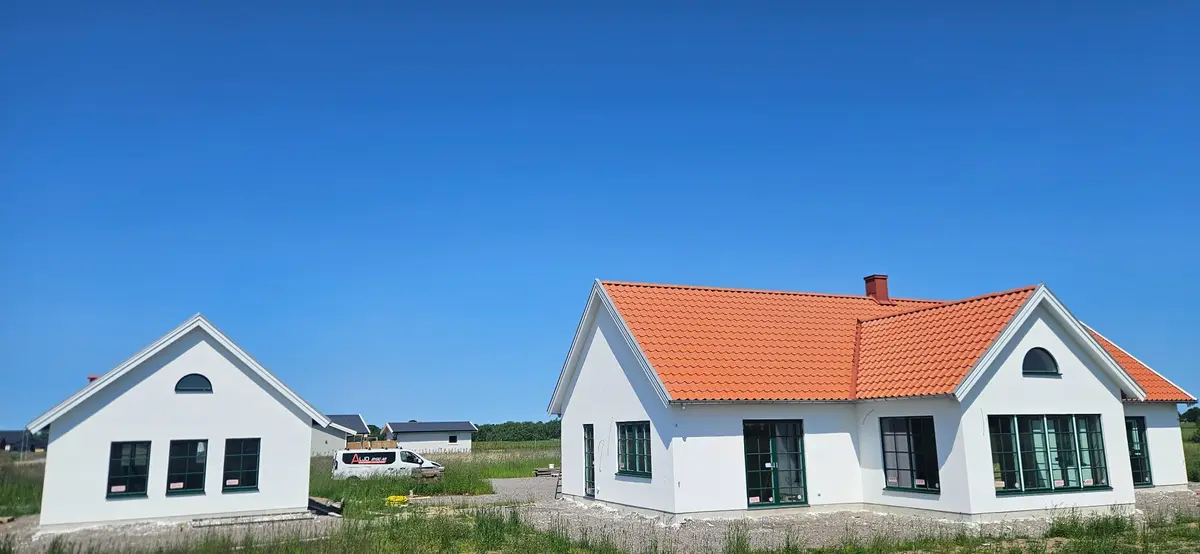 Vit nybyggd villa i närbild